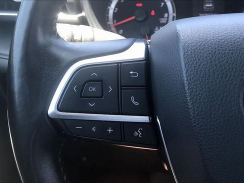 Used 2020 Toyota Highlander LE FWD image 23