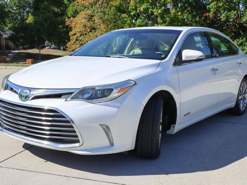 Used 2016 Toyota Avalon Limited image 3