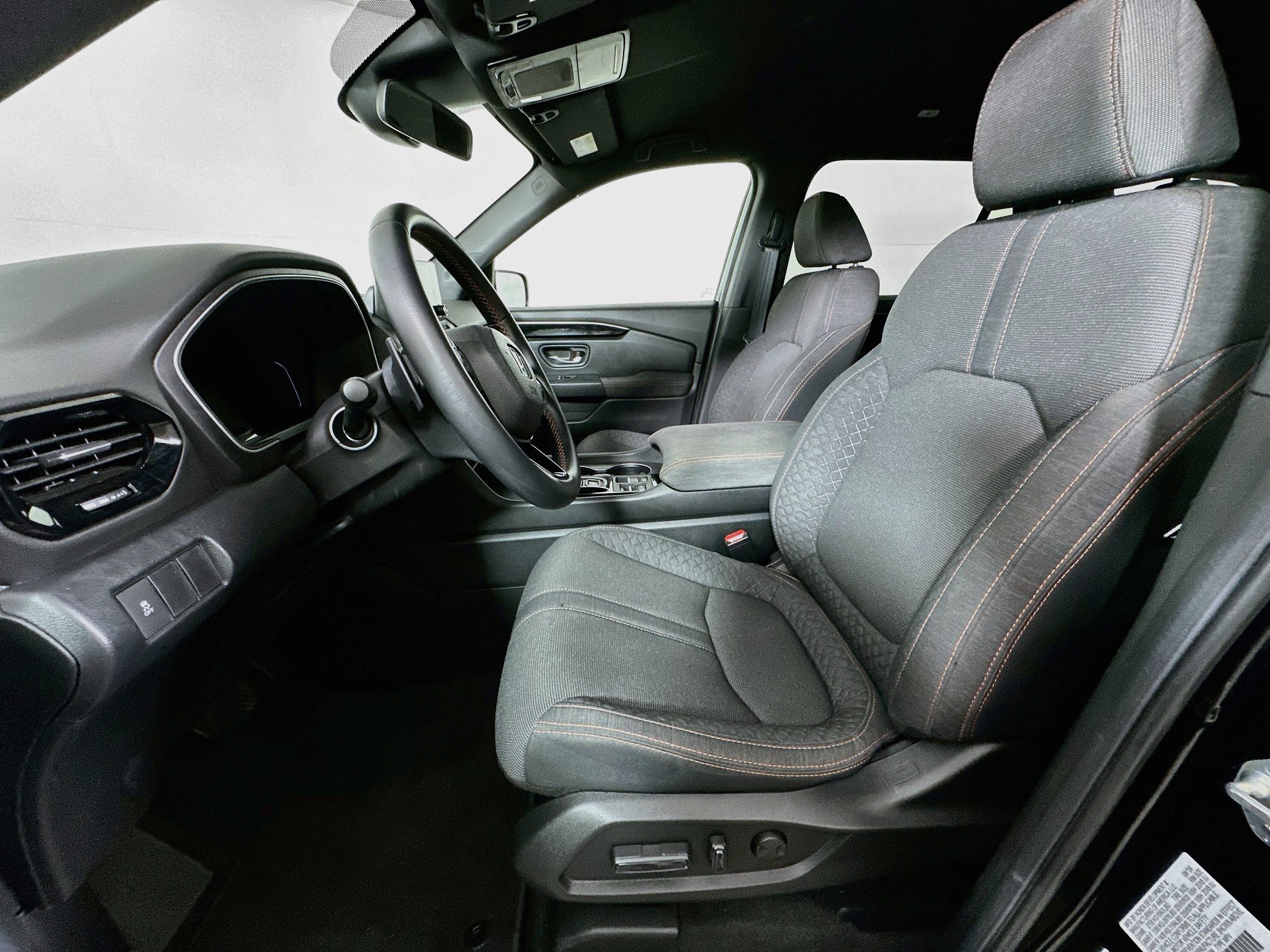 Used 2025 Honda Pilot Sport image 13