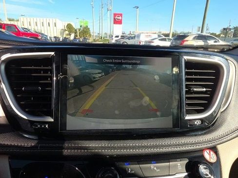 Used 2024 Chrysler Pacifica Select image 21