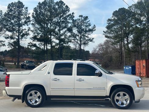 Used 2013 Chevrolet Avalanche LTZ image 11