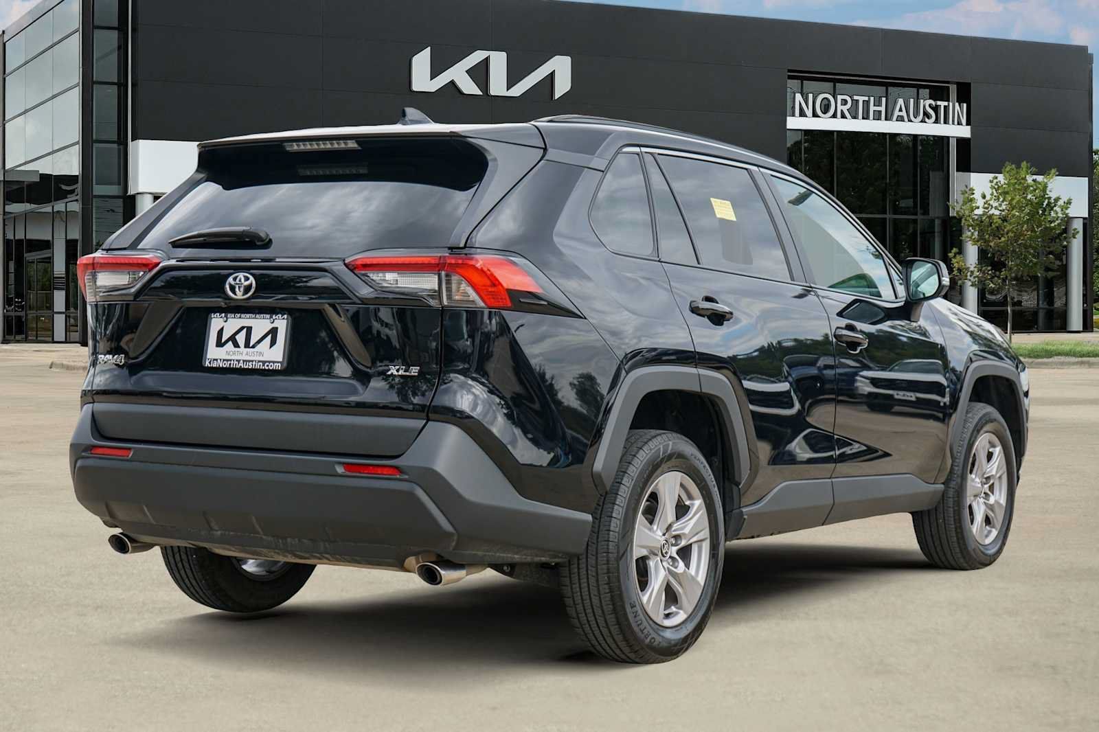 Used 2025 Toyota RAV4 XLE FWD image 5