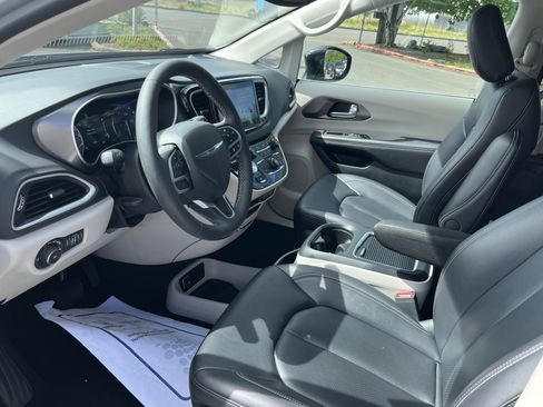 Used 2024 Chrysler Pacifica Touring-L FWD image 9