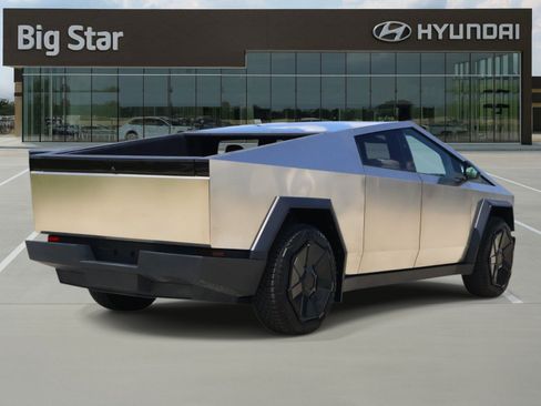 Used 2025 Tesla Cybertruck 2WD Crew Cab image 4