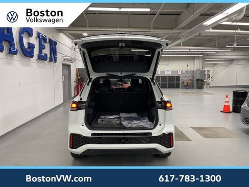 New 2026 Volkswagen Tiguan SE R-Line image 11