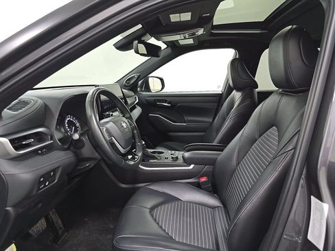Used 2024 Toyota Highlander XSE AWD/4WD image 3