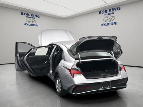 New 2026 Hyundai Elantra SE FWD image 23