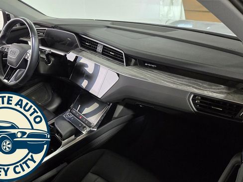 Used 2022 Audi e-tron Premium w/ Convenience Plus Package image 40