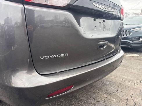 Used 2023 Chrysler Voyager LX image 11