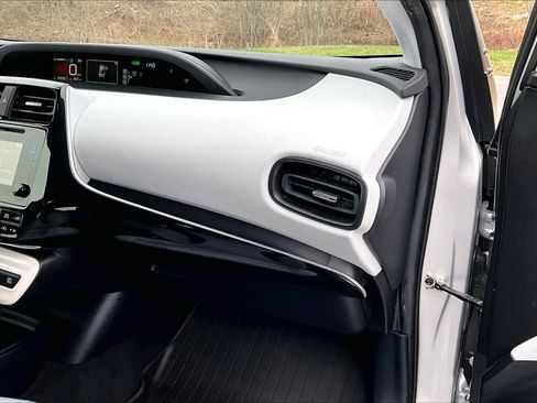 Used 2016 Toyota Prius Two image 19