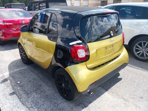 Used 2017 smart fortwo Proxy RWD image 9