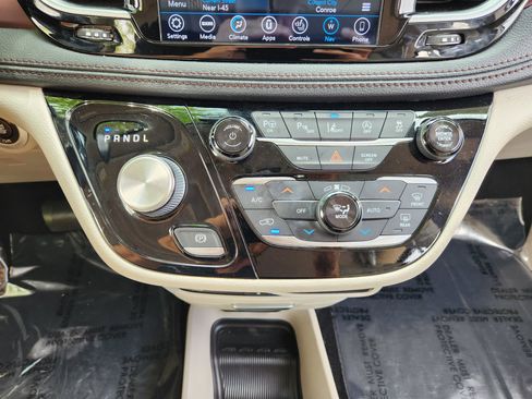 Used 2019 Chrysler Pacifica Limited w/ Tire & Wheel Group FWD image 19