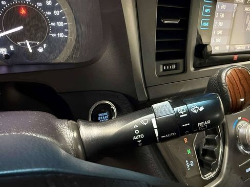 Used 2017 Toyota Sienna Limited AWD/4WD image 39