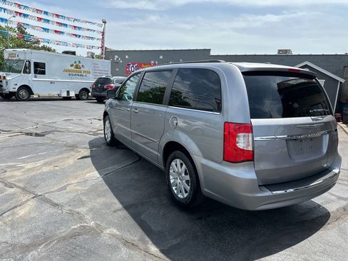 Used 2015 Chrysler Town & Country Touring FWD image 9