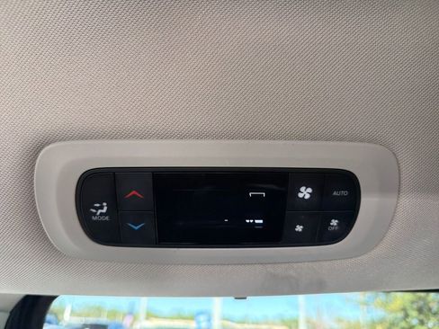 Used 2023 Chrysler Pacifica Touring-L image 25