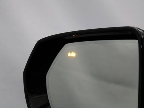 Used 2022 GMC Yukon XL Denali w/ Denali Premium Package image 30