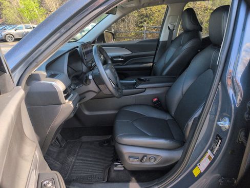 Used 2024 Toyota Grand Highlander XLE image 12