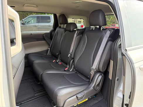 Certified 2025 Kia Carnival EX FWD image 20