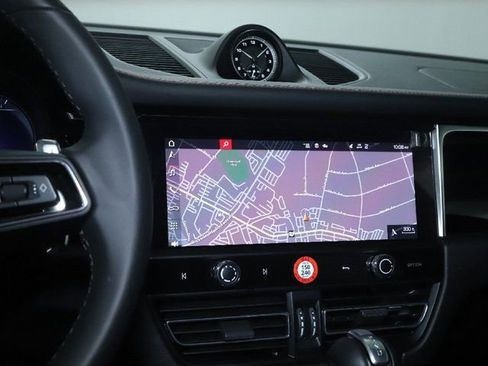 Used 2025 Porsche Macan image 30
