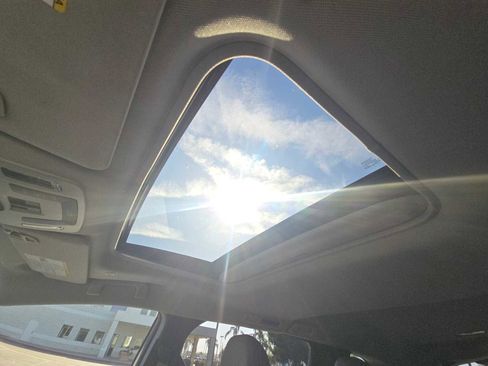 Used 2025 Toyota Sienna XLE image 33