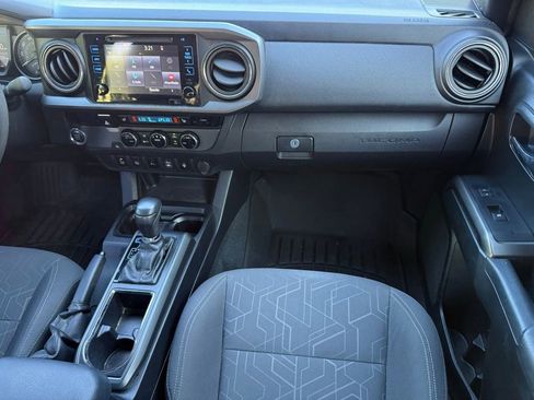 Used 2017 Toyota Tacoma TRD Off-Road w/ Premium & Technology Package image 12