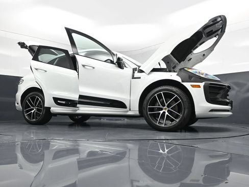 Certified 2025 Porsche Macan AWD/4WD image 33
