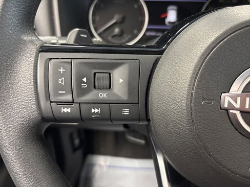 Used 2023 Nissan Rogue SV image 32