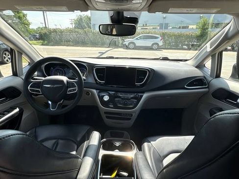 Used 2023 Chrysler Pacifica Touring-L FWD image 42