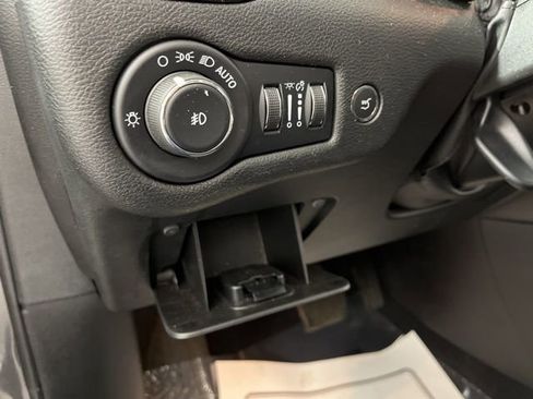 Used 2022 Jeep Cherokee Trailhawk w/ Comfort/Convenience Group AWD/4WD image 31