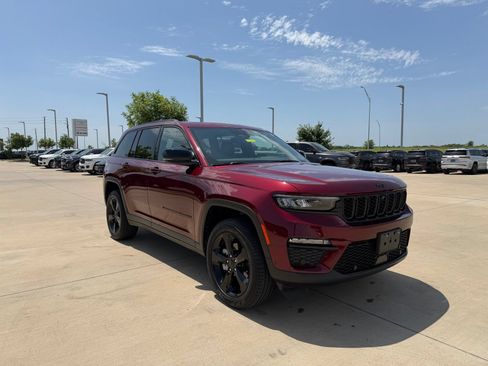 Used 2025 Jeep Grand Cherokee Limited w/ Luxury Tech Group II AWD/4WD image 4