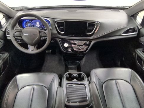 Certified 2023 Chrysler Pacifica Touring-L w/ S Appearance Package image 16