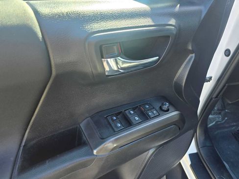 Used 2022 Toyota Tacoma TRD Off-Road w/ Technology Package AWD/4WD image 19