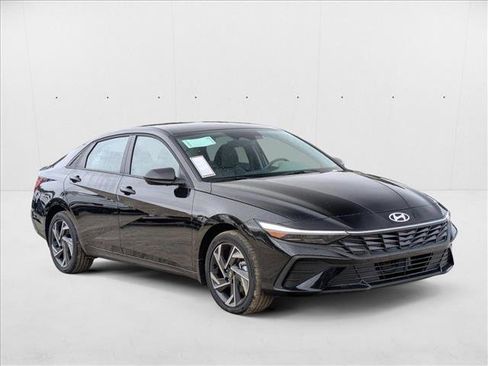 New 2025 Hyundai Elantra SEL image 6