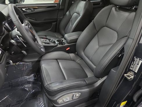 Certified 2025 Porsche Macan AWD/4WD image 5