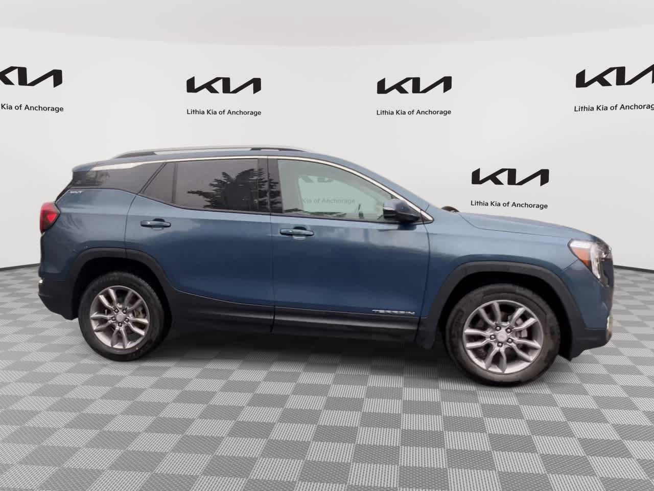 Used 2024 GMC Terrain SLT AWD/4WD image 2