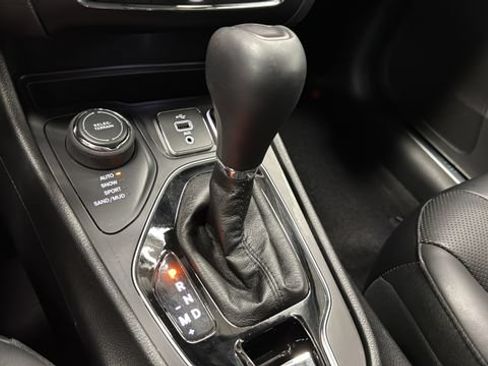 Used 2019 Jeep Cherokee Limited w/ Technology Group AWD/4WD image 12