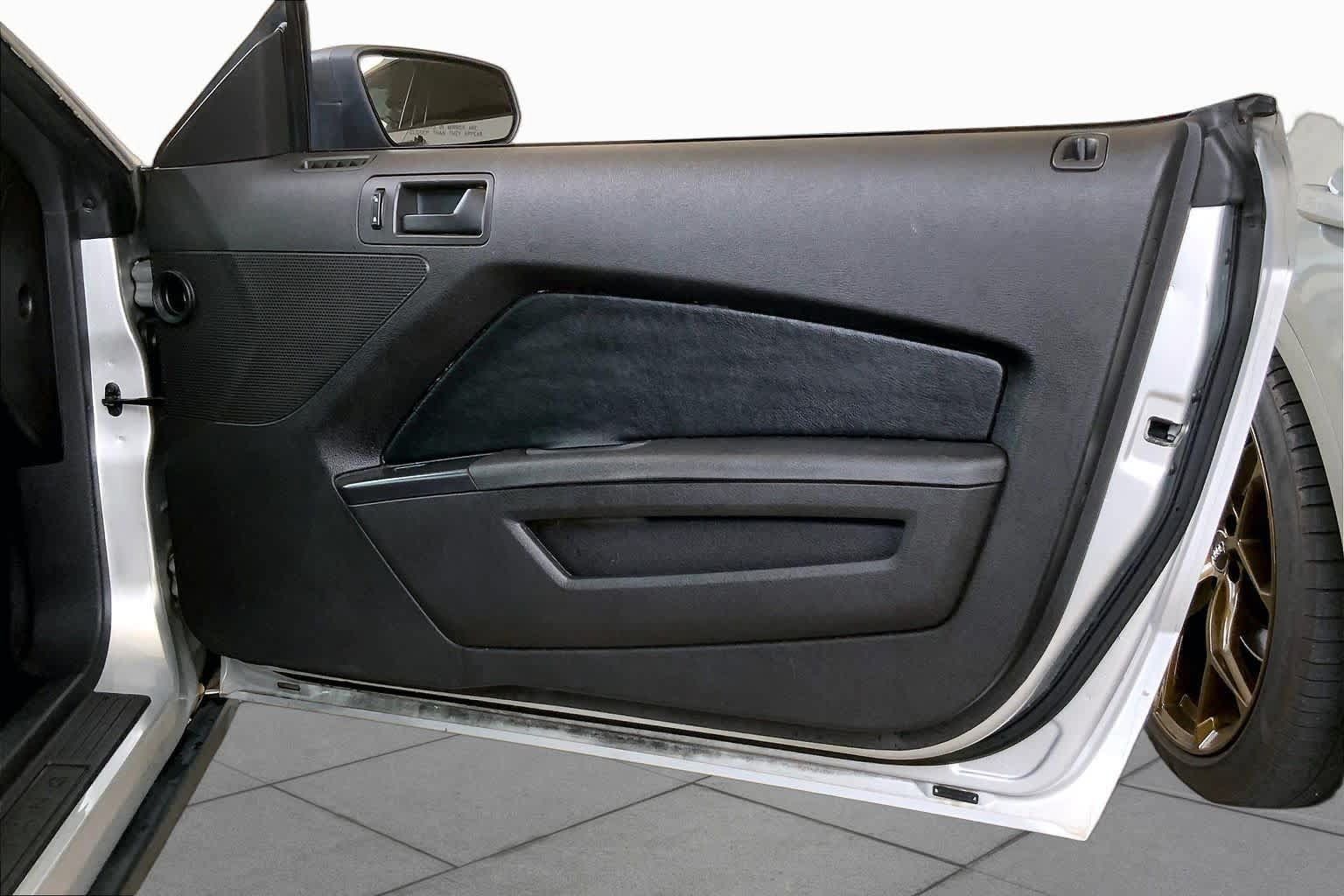 Used 2010 Ford Mustang Premium RWD image 18