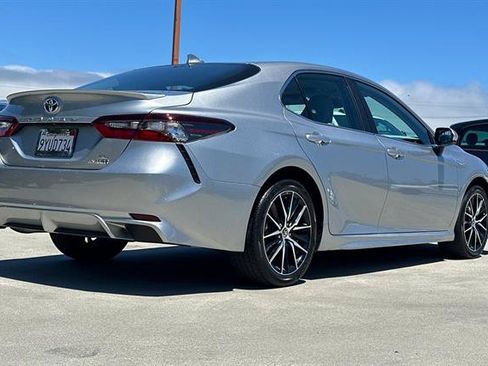 Used 2021 Toyota Camry SE FWD image 3