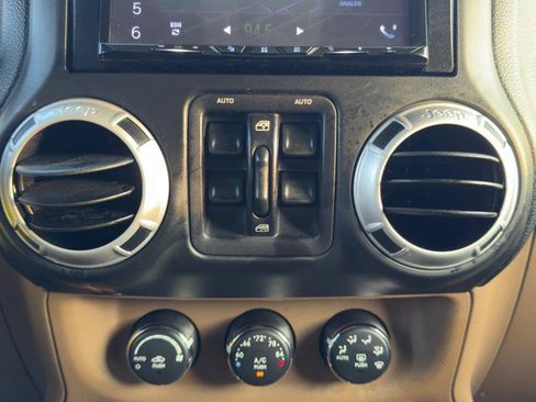 Used 2013 Jeep Wrangler Unlimited Rubicon w/ Connectivity Group AWD/4WD image 10