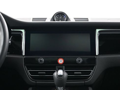 Certified 2026 Porsche Macan image 11