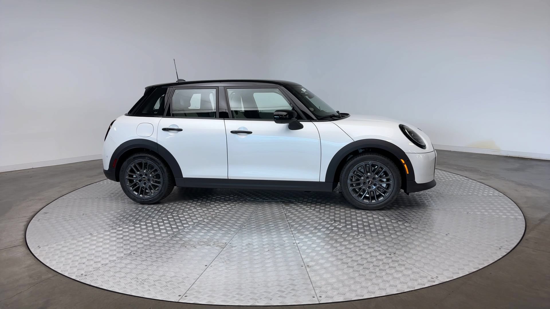 Used 2027 MINI Cooper 4-Door Hardtop FWD image 9