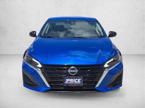 Used 2025 Nissan Altima 2.5 SV FWD image 2