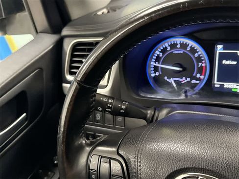 Used 2019 Toyota Highlander XLE image 29