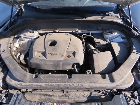 Used 2018 Volvo XC60 T5 Momentum w/ Vision Package image 13