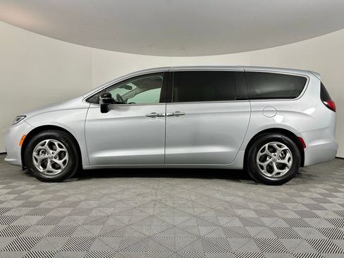 Used 2024 Chrysler Pacifica Limited image 21