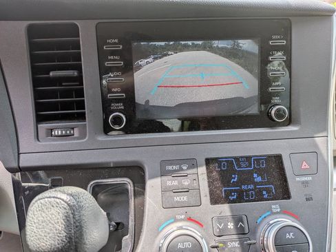 Used 2018 Toyota Sienna L FWD image 18