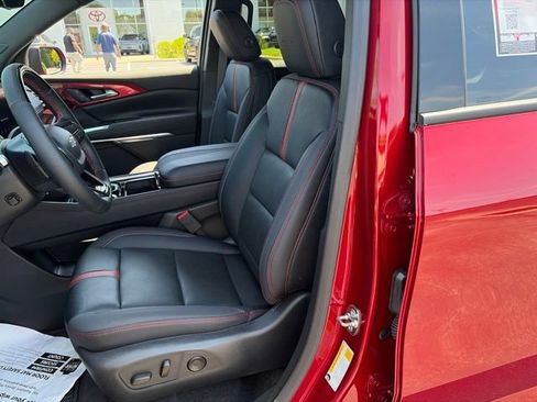 Used 2025 Chevrolet Traverse RS AWD/4WD image 16