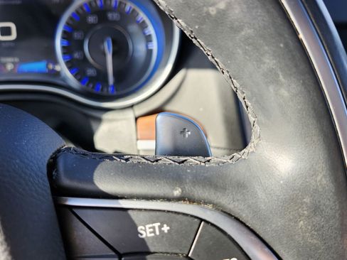 Used 2016 Chrysler 300 C Platinum image 36