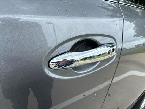 Used 2018 Nissan Rogue SV w/ Premium Package FWD image 13