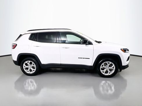 Used 2024 Jeep Compass Latitude AWD/4WD image 3